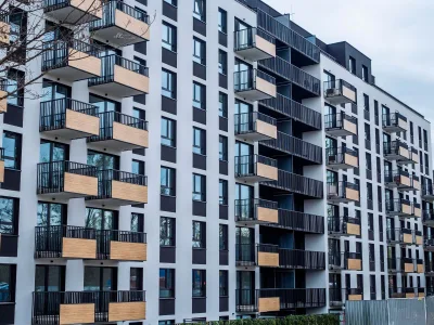 Bahçelievler'de yeni binada 2+1 satılık daire, bina cephesi ve balkonlar — temsili görsel