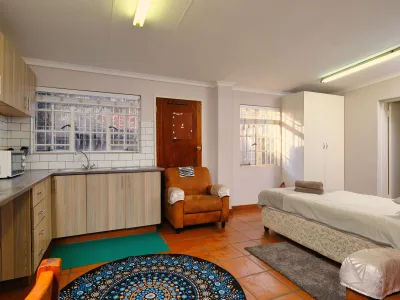 Üniversiteye yakın 1+1 eşyalı kiralık daire, oturma alanı ve mutfak — temsili görsel